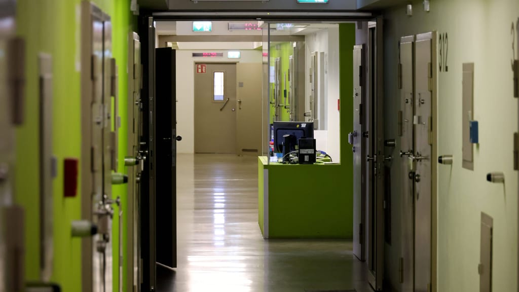 Nach Geschlechtswechsel: Sexualstraftäter landet im Frauengefängnis - news - exxpress Nachrichten