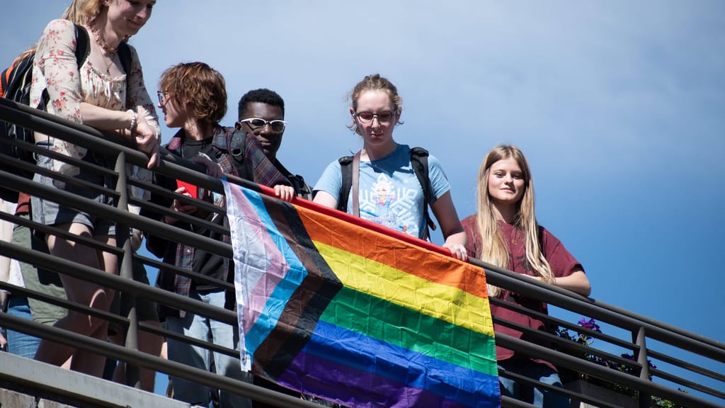 Weil sie „Trans-Ideologie“ erwähnte: Linke Studenten wollen Professorin canceln - news - exxpress Nachrichten