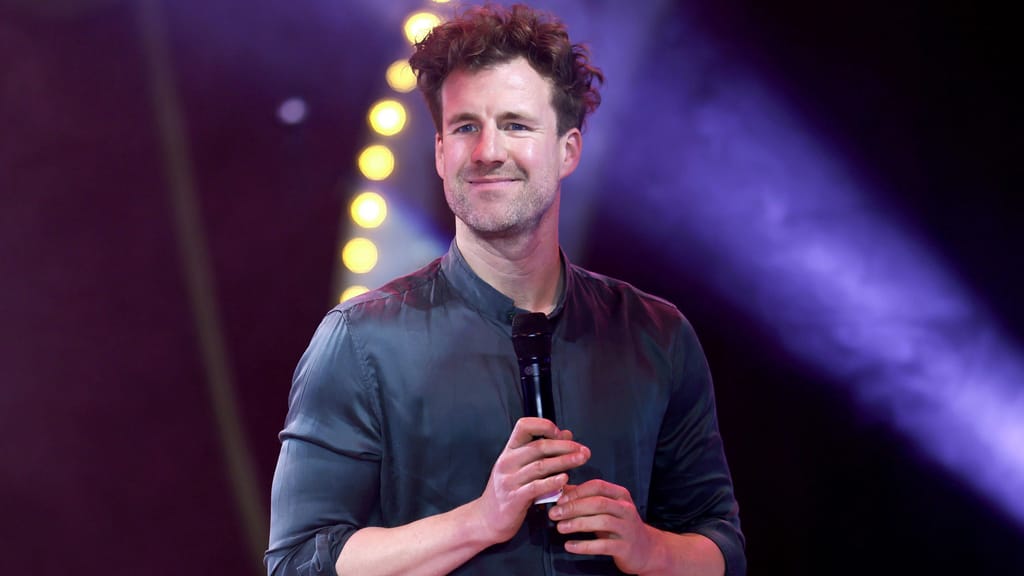 Luke Mockridge zeigt erstes Foto mit seinem Sohn - lifestyle - exxpress Nachrichten