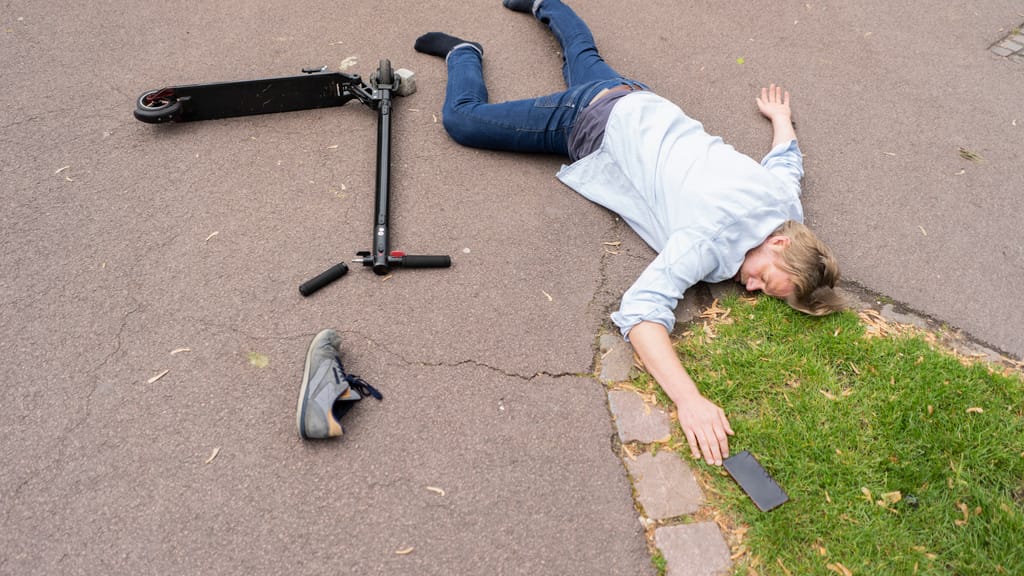 Brutale Attacke von E-Scooter Bande: Wiener werden beide Beine gebrochen - news - exxpress Nachrichten