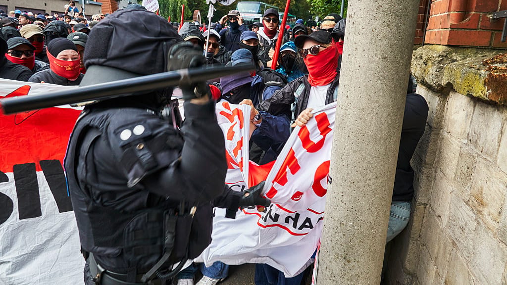Berliner Polizist wegen Solidarität mit Antifa-Bündnis im Fokus - news - exxpress Nachrichten