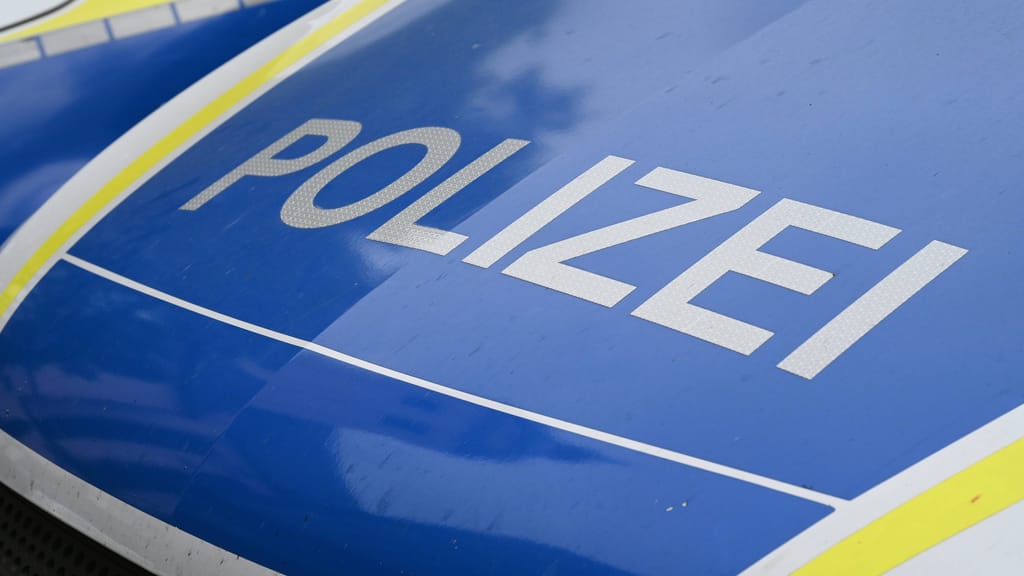 „Rassismus“-Vorwürfe: Polizei rückt bei 7 Jugendlichen zu Hausdurchsuchungen an - news - exxpress Nachrichten