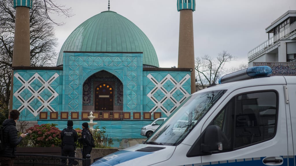 Zwei Jahre nach Verbot: Iran-Community wartet auf Entscheidung über Blaue Moschee - news - exxpress Nachrichten