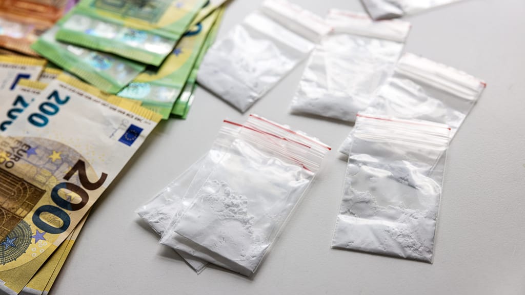 „Verliebt“ in algerischen Dealer: Jungmama portionierte Koks, Baby schlief - news - exxpress Nachrichten