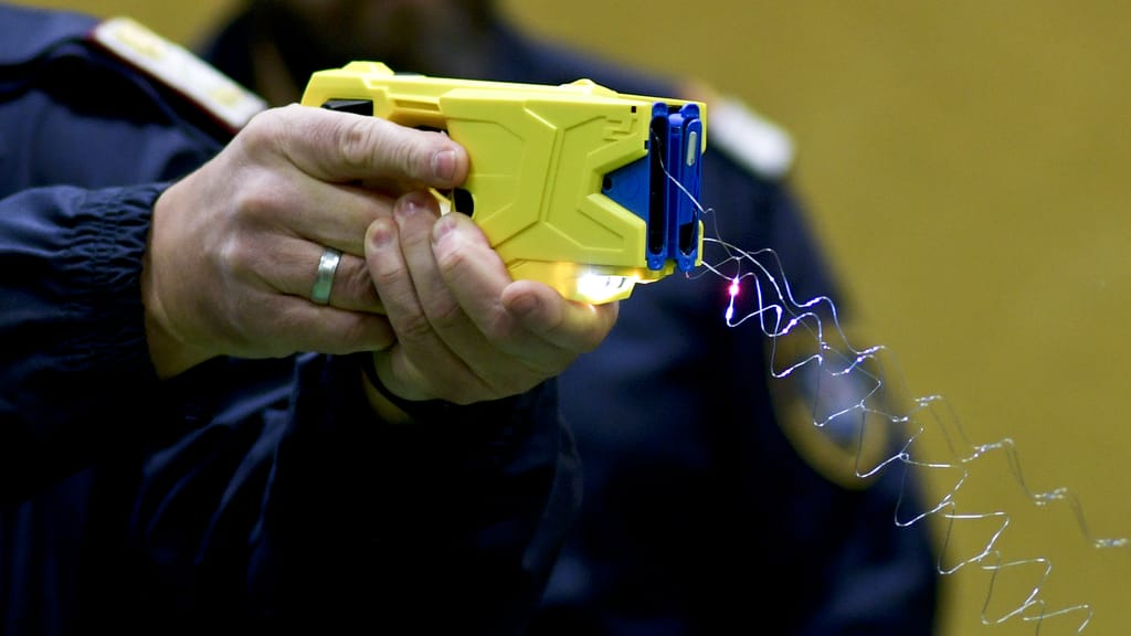 Schreiender Iraker verängstigt mit Pflock in der Hand – Polizei greift zum Taser - news - exxpress Nachrichten