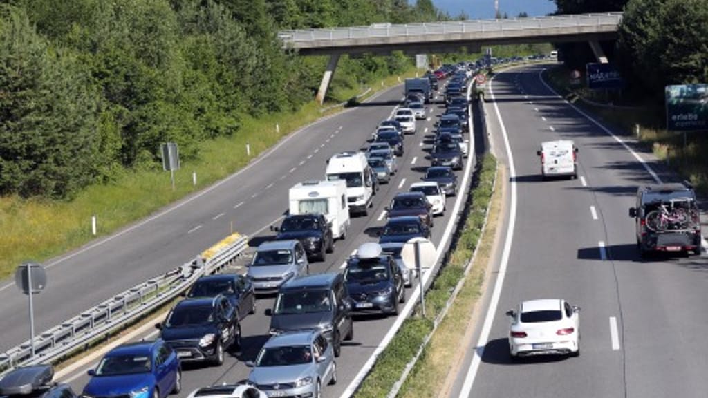 Kolonnen quer durch Österreich: Ferienverkehr sorgt für Mega-Staus - news - exxpress Nachrichten