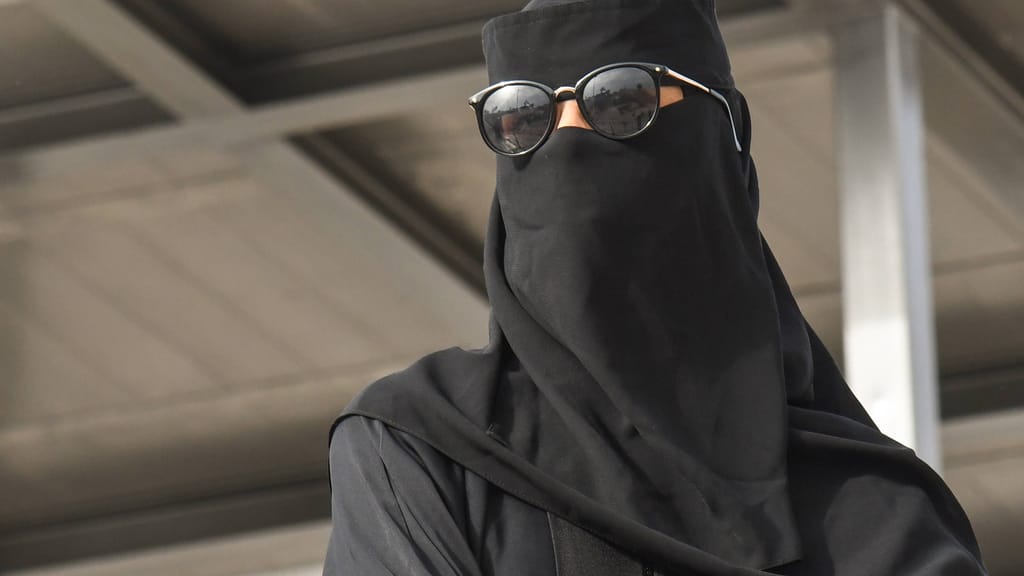 Vollverschleierte Muslimin wird mit britischem Bürgerpreis ausgezeichnet - news - exxpress Nachrichten