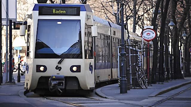 Badner Bahn kollidiert mit Pkw: Junge Frau (20) stirbt noch an Unfallstelle