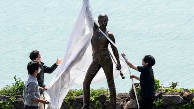 Dem Idol ein Denkmal gesetzt: Fan enthüllt lebensgroße Freddie Mercury Statue