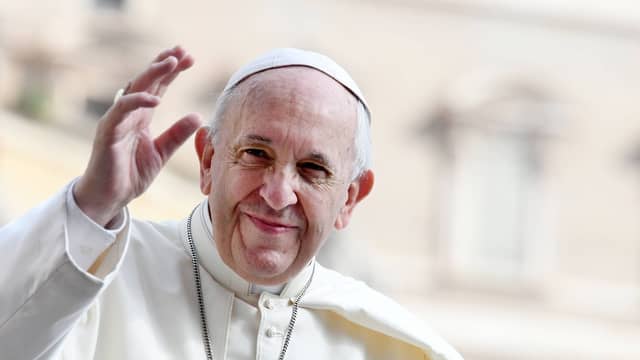 Papst Franziskus verabschiedet moderneres Grundgesetz