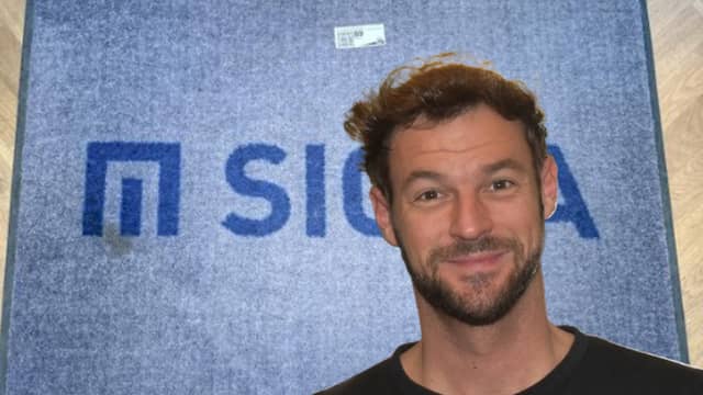 Er tritt in große Fußstapfen: Austro-Star ersteigert Benkos Fußmatte!