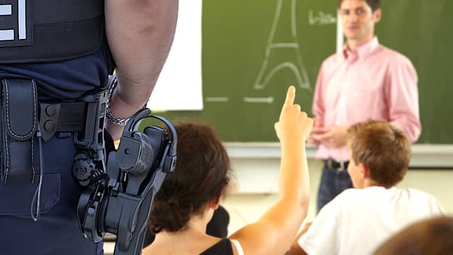 Polizei holt Schülerin aus Unterricht, weil sie Deutschland ihre Heimat nennt!