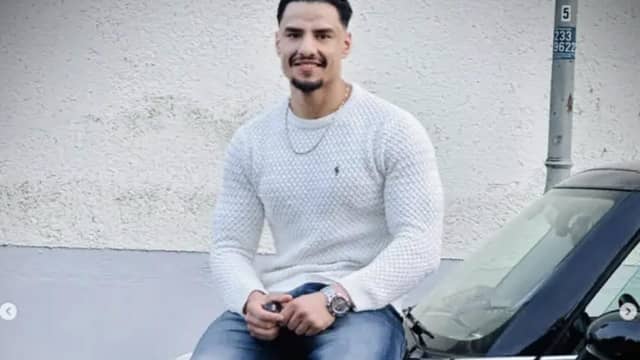 Hier posiert Farhad N., der afghanische Terrorist von München, mit seinem Auto