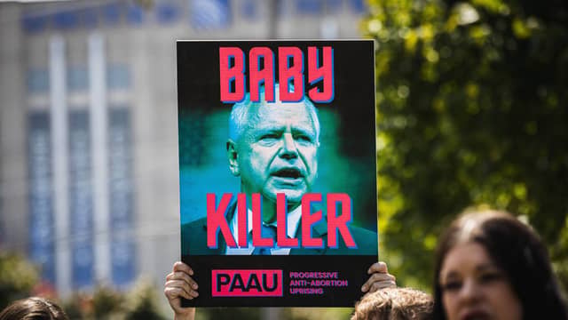 Links, queer und … gegen Abtreibung? Von Trump Begnadigte in Wien zu Besuch