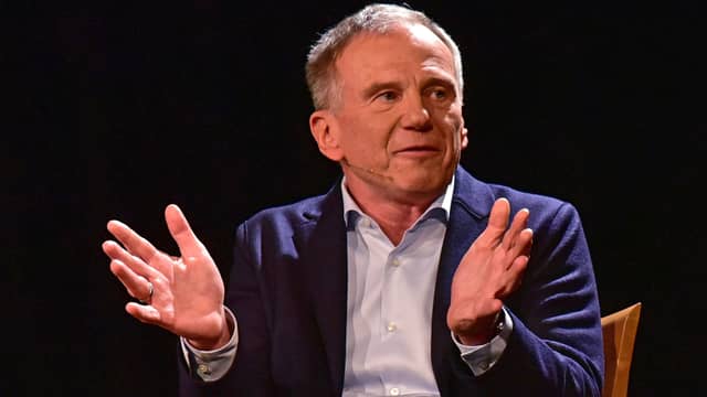 „Der neue James Bond?“: Netz spottet über Armin Wolfs skurrilen Auftritt - news - exxpress Nachrichten