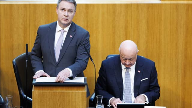 Regierung auf Reisen: Stocker und Babler fliegen zur WM