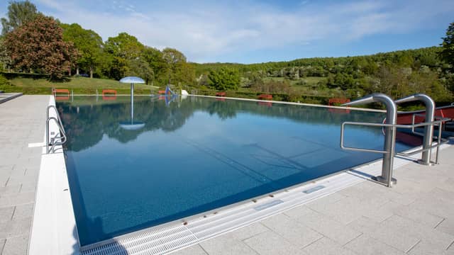 Eklat im Freibad: Männergruppe stürmt Bad – Polizei muss räumen - news - exxpress Nachrichten
