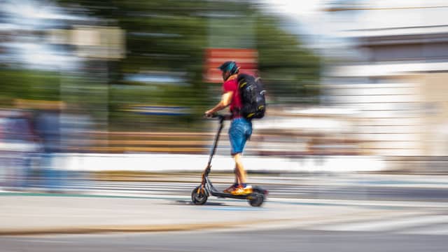 Wahnsinn auf Rädern! Polizei stoppt syrischen E-Scooter-Lenker mit über 90 km/h - news - exxpress Nachrichten
