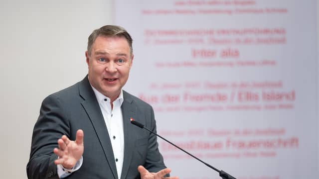 Babler fehlt bei ORF-Debatte – FPÖ: „Vielleicht putzt er seinen Sessel“ - politik - exxpress Nachrichten
