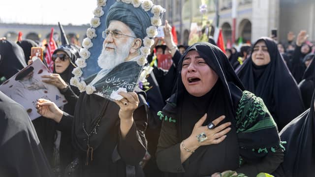 „Tod Amerika, Tod Israel!“ Hassparolen bei Khameneis Trauerzug in den Irak