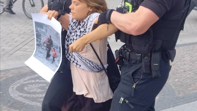 Klebe-Protest gegen Rheinmetall: Greta Thunberg sorgt in Berlin für Polizeieinsatz