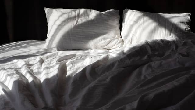 Unglaublicher Wien-Einbruch: Einbrecher duschten und schliefen im Bett des Opfers