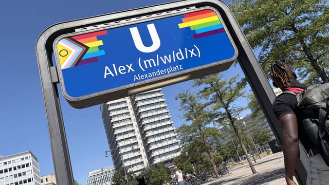Zum CSD: Berliner Verkehrsbetriebe benennen U-Bahnhof um