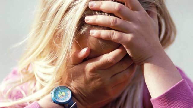 Sozialpädagoge mit Teufelshörnern: Mädchen stürzt sich in Panik aus Fenster - news - exxpress Nachrichten