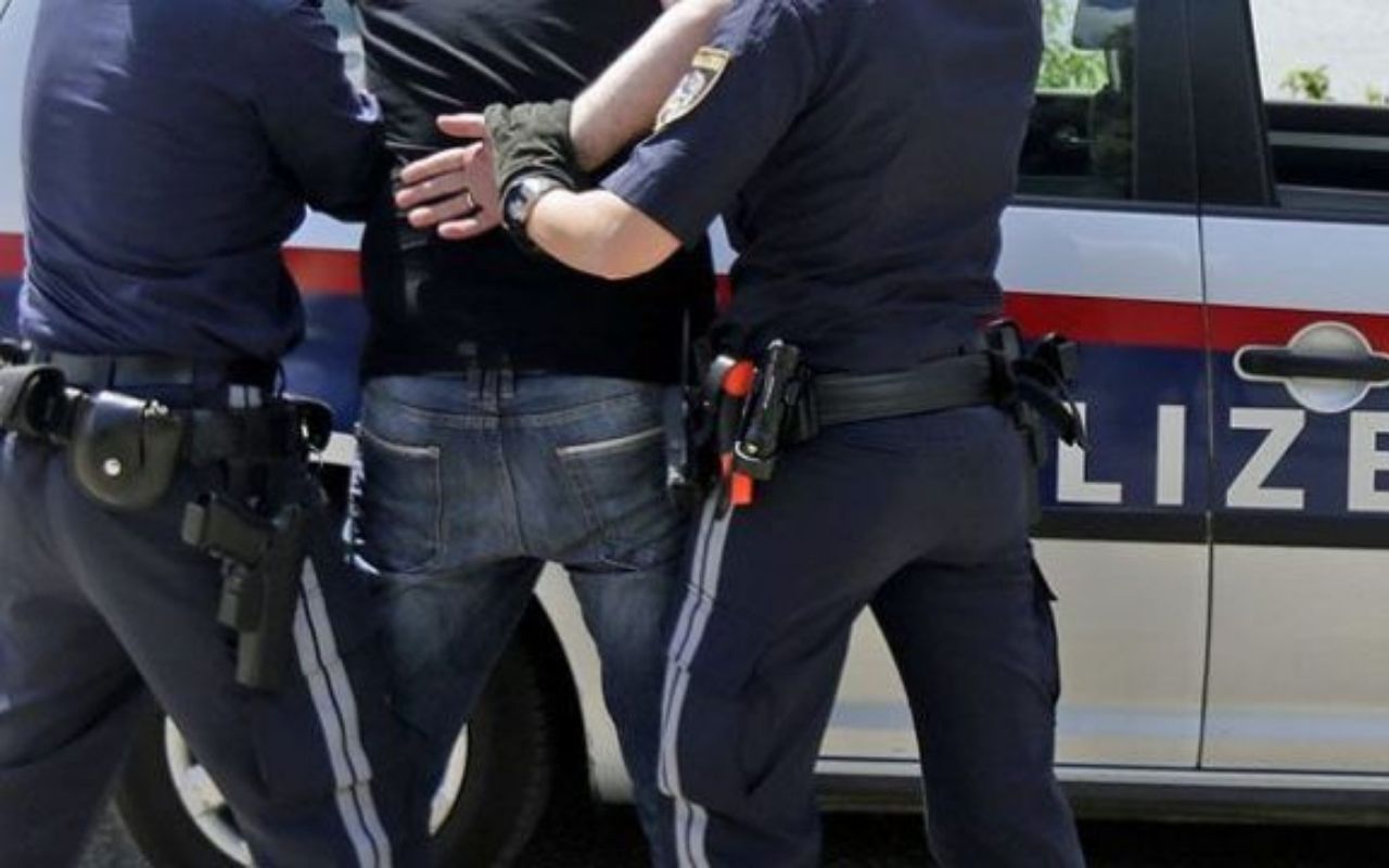 Polizei Polizisten Festnahme APA