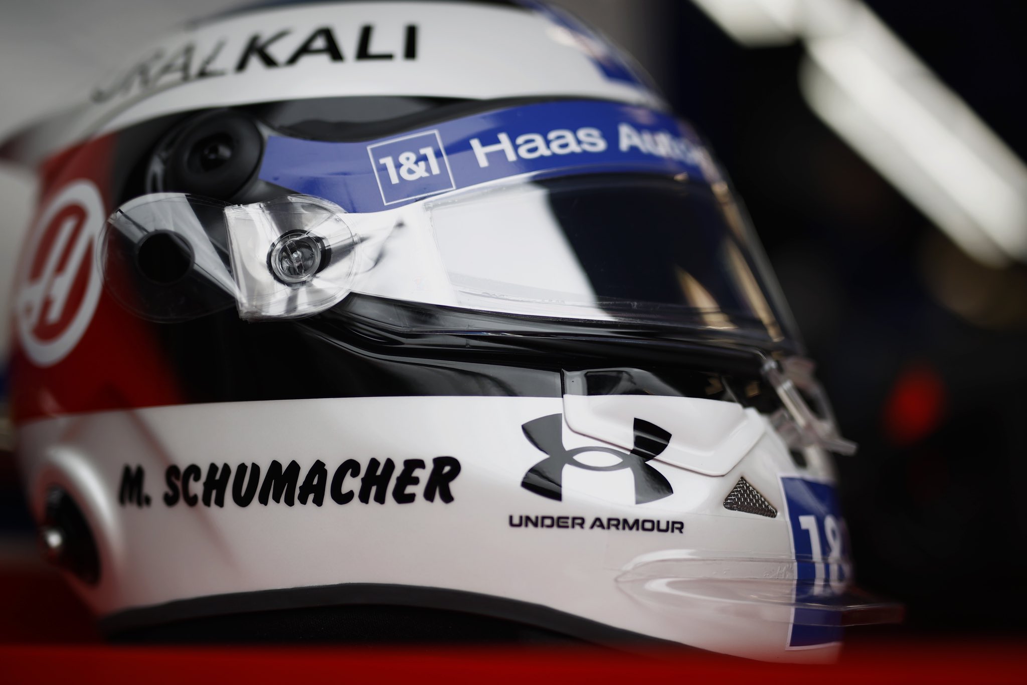 Mick Schumacher 2022 Helm-Halterung mit Autogramm A4 für F1-Rennfans