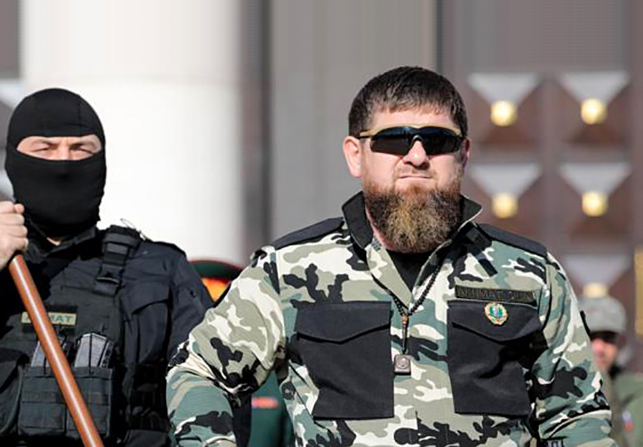 Nobel, nobel: Tschetschenen-Diktator Kadyrow lässt seine Wut an Louis  Vuitton-Boxsack aus