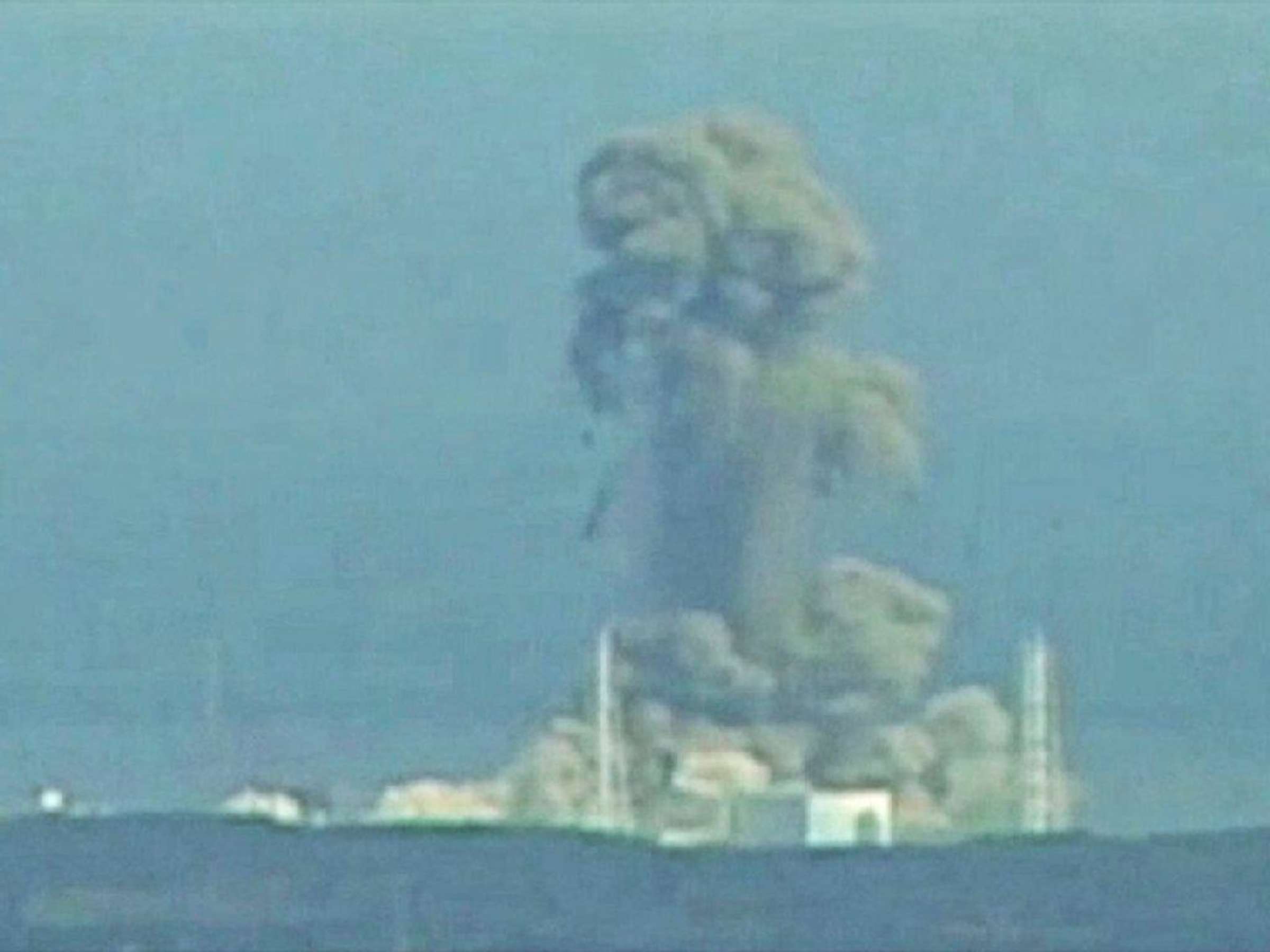 Ядерные аварии и катастрофы. АЭС Фукусима-1 взрыв. Авария на АЭС Фукусима-1. Фукусима взрыв на АЭС. Атомный взрыв в Японии 2011.