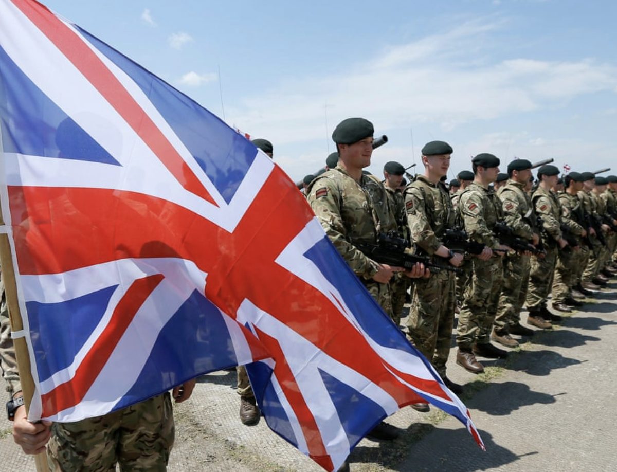 Российские военные на Украине с флагом. Уингстон командующий ВВС Великобритании. Русский и иностранный военный. Иайк Уингстон командующий ВВС Британии.