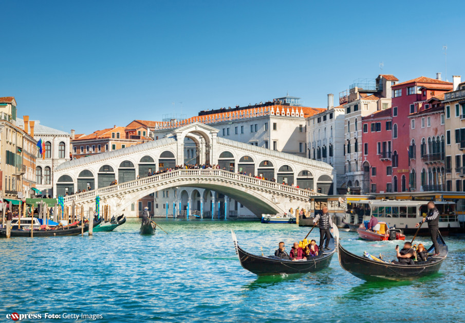 Farbattacke-Klima-Aktivisten-f-rben-Canal-Grande-gr-n