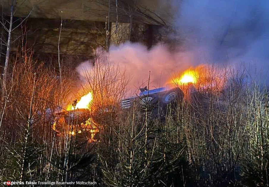 Drama-auf-der-A10-Kran-LKW-st-rzt-30-Meter-in-die-Tiefe-Fahrer-stirbt-in-den-Flammen