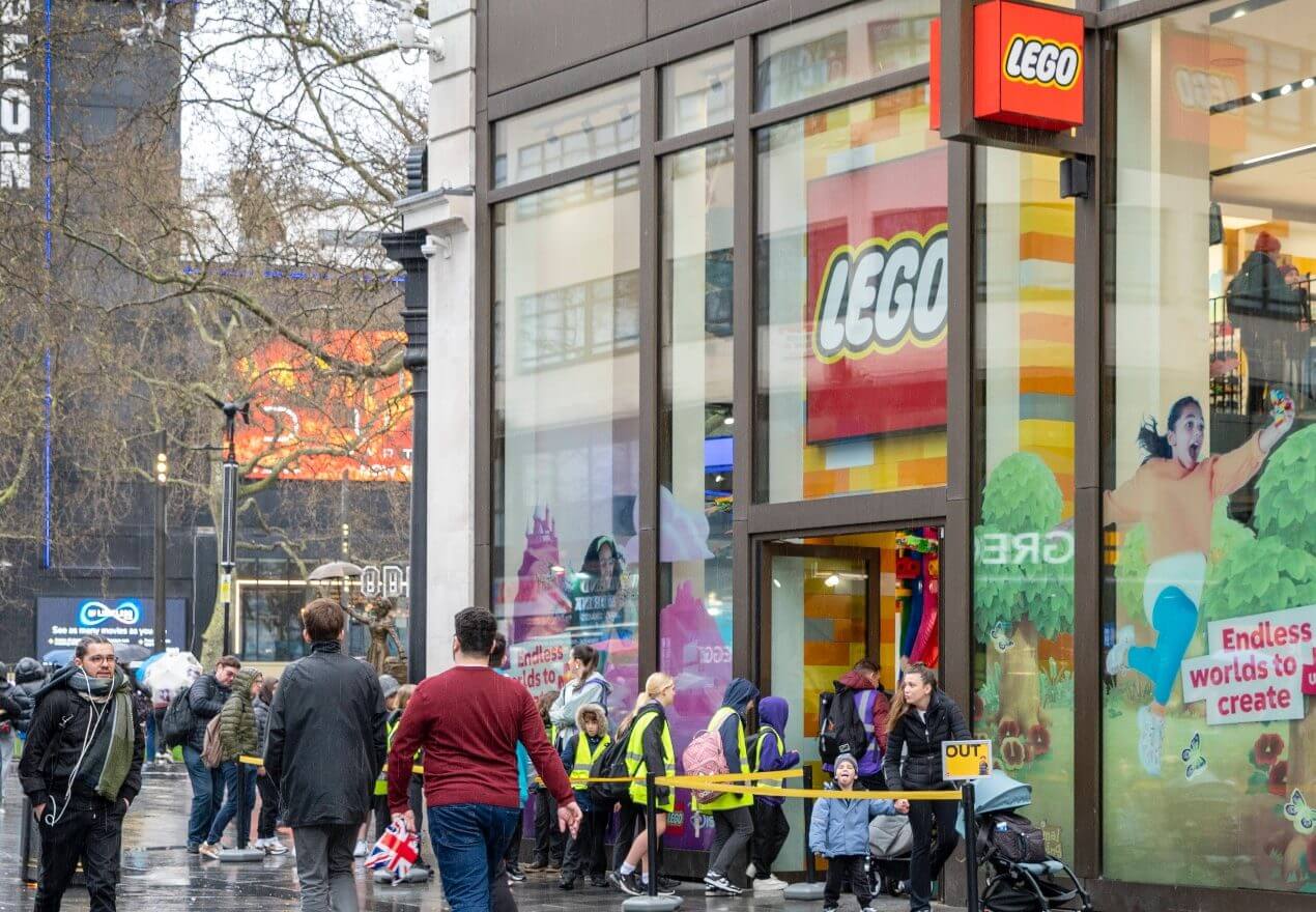England unter Schock! Mädchen (11) & Mutter vor LegoStore in London