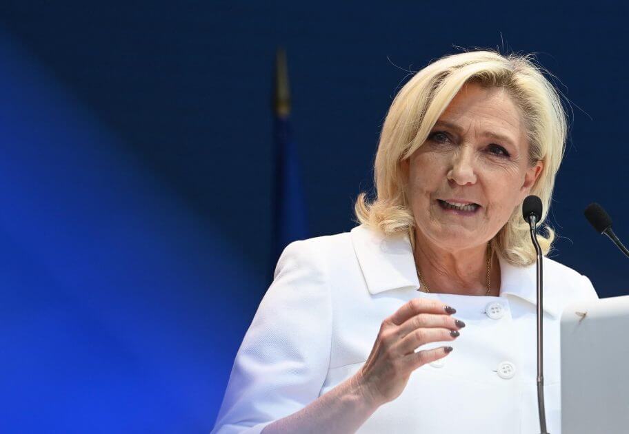 le-pen-nimmt-an-brigitte-bardots-beerdigung-teil-macron-kommt-nicht