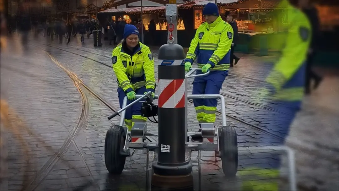 Mitarbeiter-schieben-Poller-hin-und-her-So-skurril-l-uft-die-Terrorabwehr-auf-dem-Augsburger-Weihnachtsmarkt