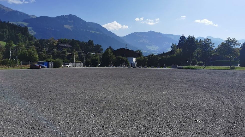 Kitzb-hel-Widerstand-gegen-Wohn-Koloss-auf-der-Kellerwiese-w-chst