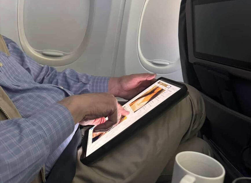 Linker-Politiker-sah-sich-anz-gliche-Bilder-an-in-einem-Verkehrsflugzeug