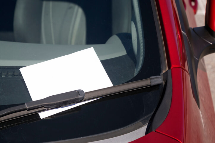 -Flugzettel-statt-Strafzettel-f-r-Autos-mit-schlechter-Beleuchtung