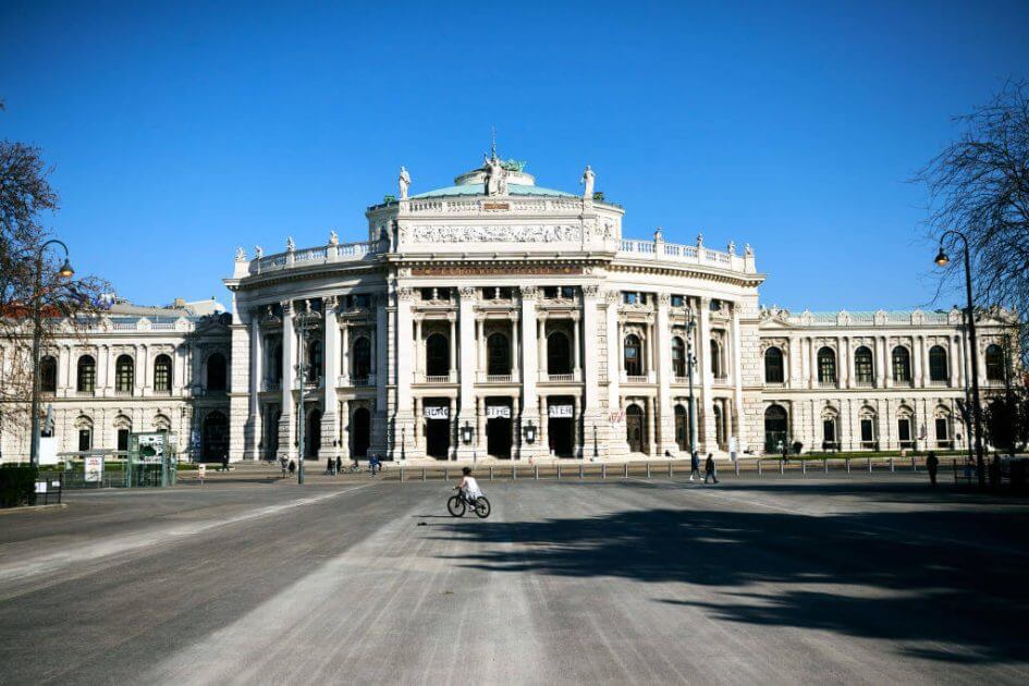 -keine-politik-mehr-burgtheaterdirektor-u-ert-sich