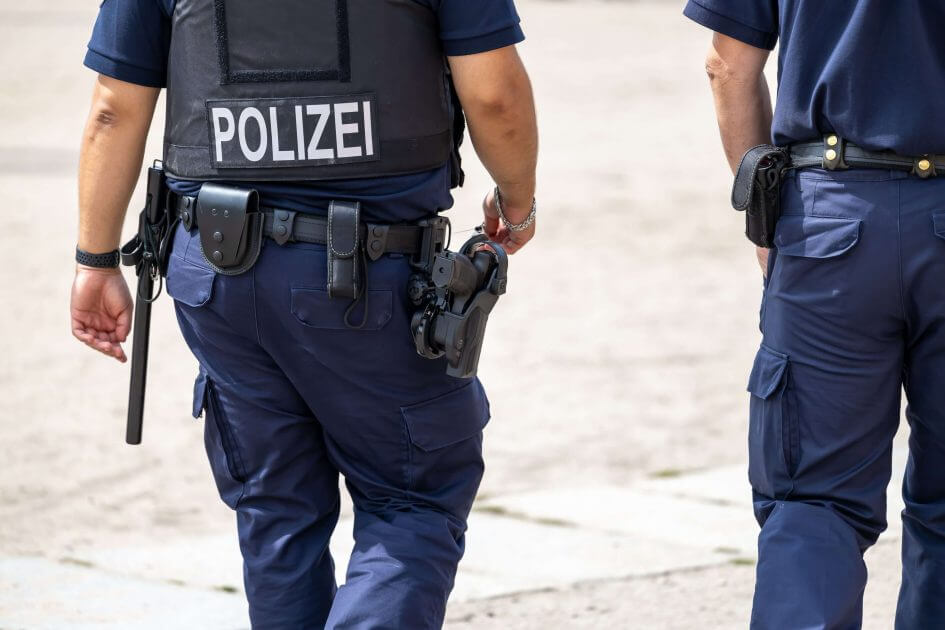 Polizist-macht-sich-zur-Polizistin-um-bef-rdert-zu-werden