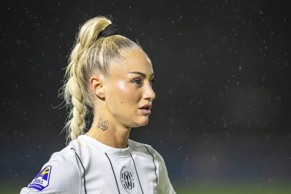 Posiert-oben-ohne-Ber-hmteste-Fu-ballerin-l-sst-H-llen-fallen