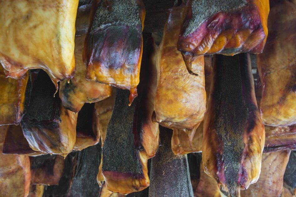 Gef-hrliche-Fracht-Polizei-stoppt-maroden-Reisebus-mit-riesiger-Menge-rohem-Fleisch