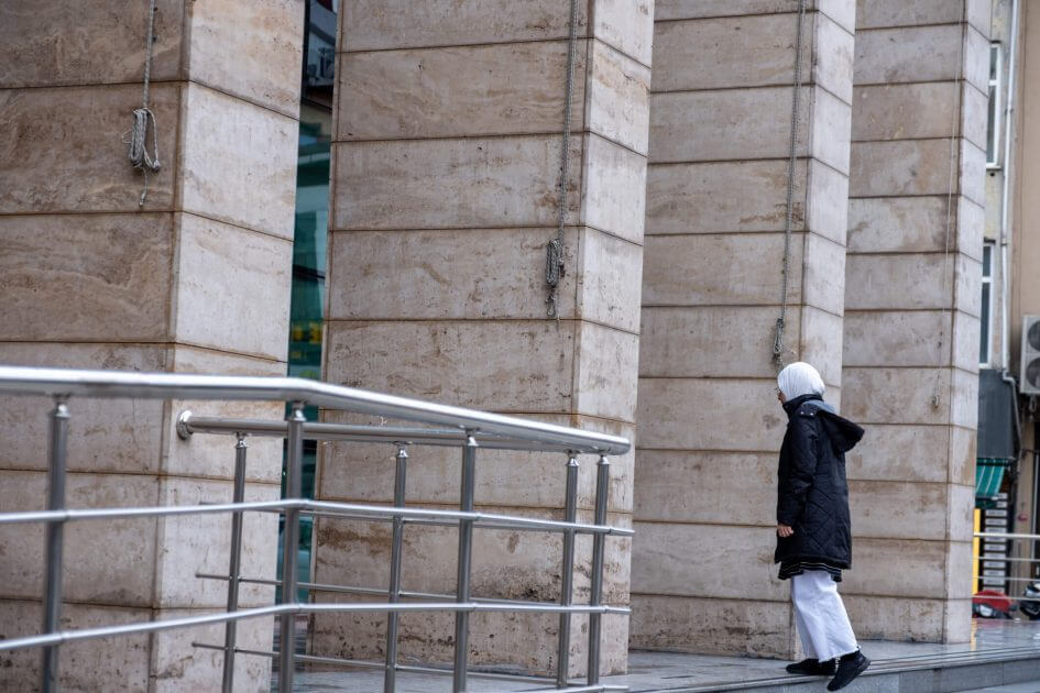 Waffenfoto-an-Uni-Studentin-von-Hochschule-for-Palestine-im-Visier