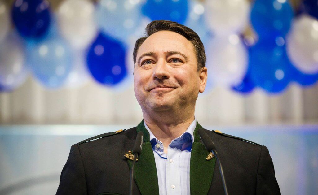 Aufregung-um-Haimbuchner-Kurioses-Video-aus-Wohnzimmer