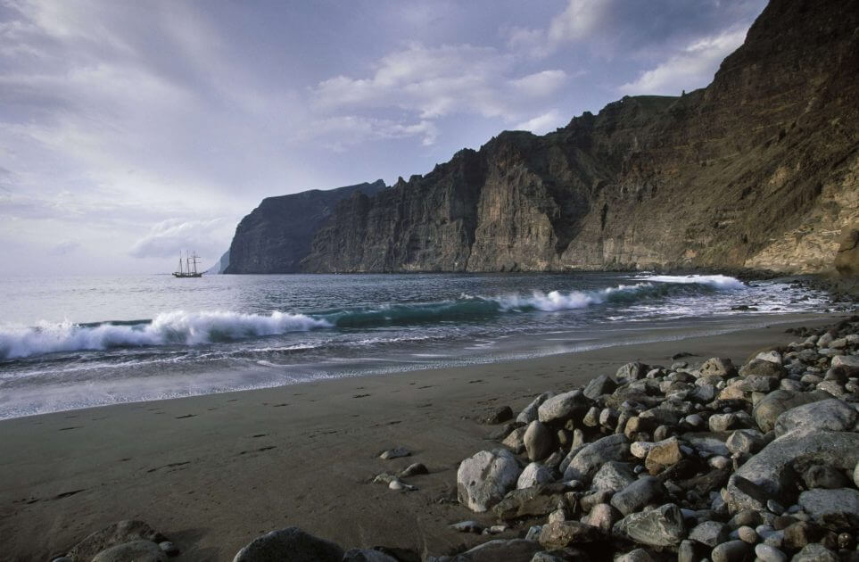 Drama-auf-Teneriffa-Riesenwellen-rei-en-Menschen-ins-Meer