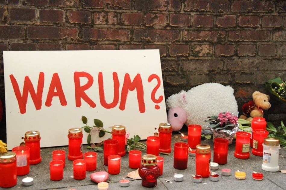 Mahnwache-f-r-Jenni-S-Lichtermeer-am-Wiener-Heldenplatz