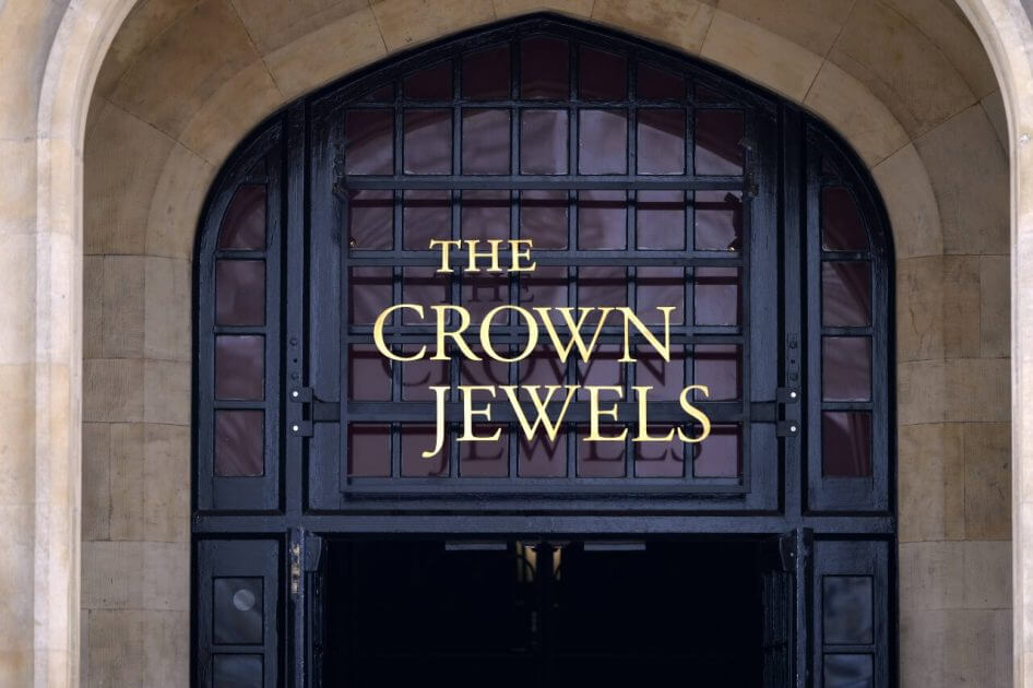 Kronjuwelen-mit-Pudding-bergossen-Linke-Aktivisten-w-ten-in-London